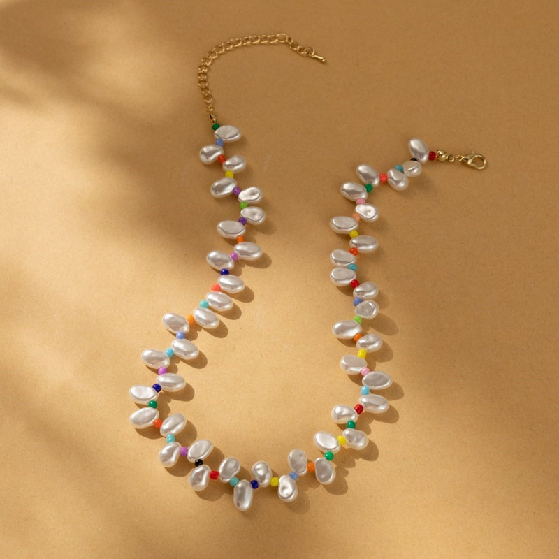 Szabálytalan színű gyöngyutánzat női nyaklánc, divatos női táncparti nyaklánc ékszer nagykereskedelem közvetlen értékesítés
