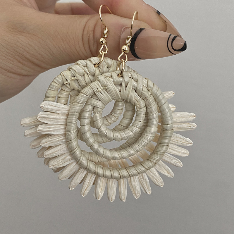 Lifefontier rankų darbo geometrinis kutas Raffia pinti nuleidžiami auskarai moterims Madingi ventiliatoriaus formos mediniai auskarai papuošalai didmeninė prekyba