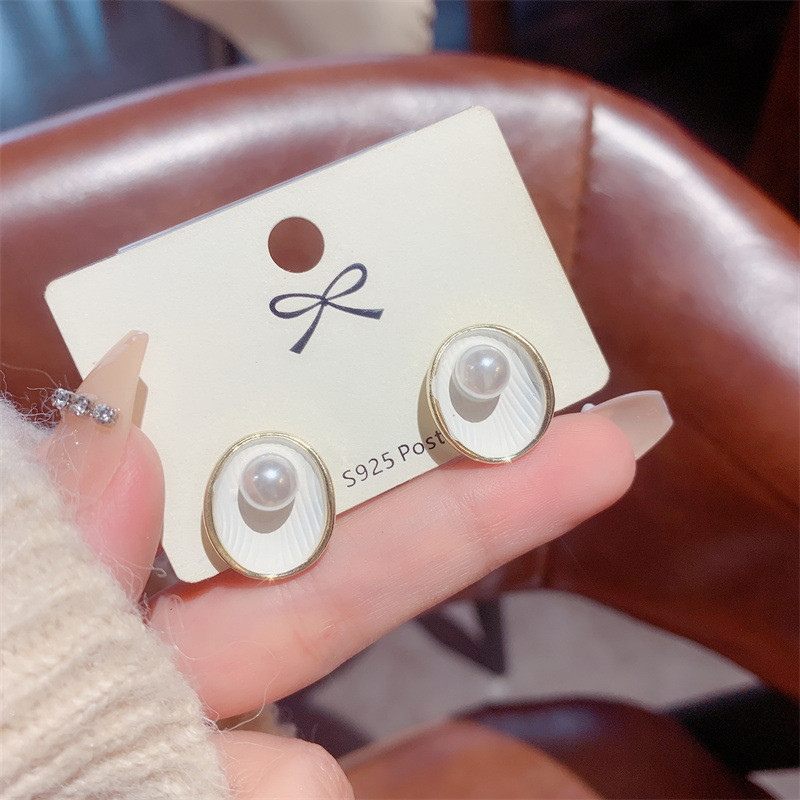 „Trend White“ emalio apvalkalo imitacijos perlų auskarai moterims išskirtinės geometrijos ausų papuošalų aksesuarų didmeninė prekyba merginai dovana