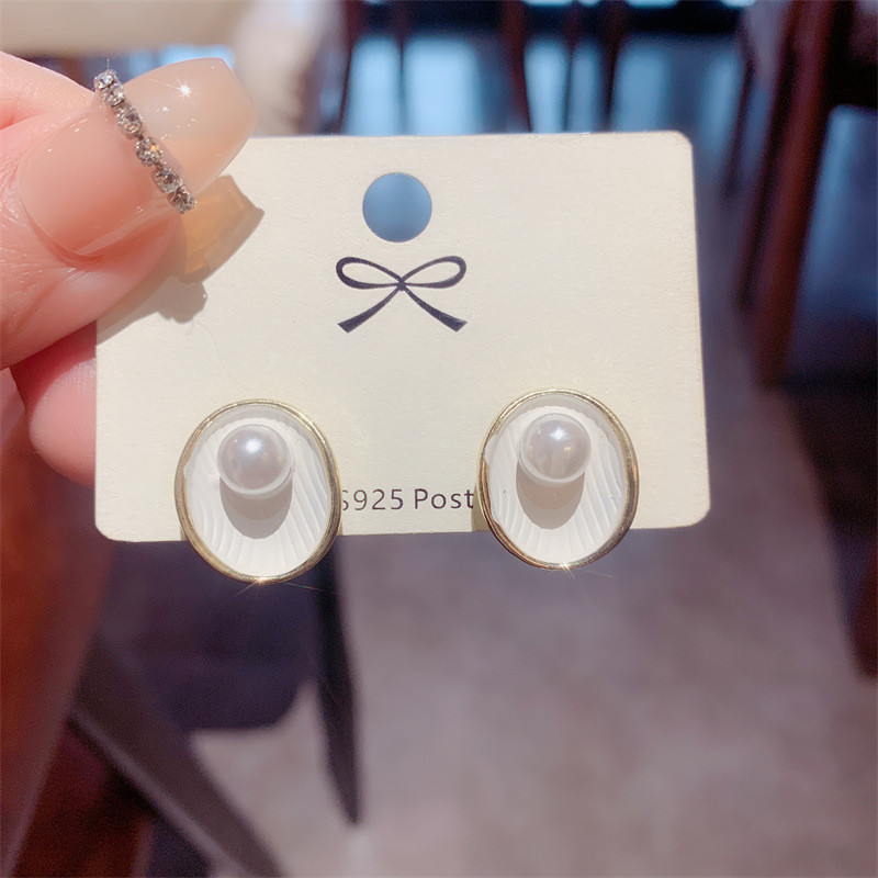 „Trend White“ emalio apvalkalo imitacijos perlų auskarai moterims išskirtinės geometrijos ausų papuošalų aksesuarų didmeninė prekyba merginai dovana