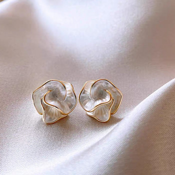 Нишов дизайн Лек луксозен темперамент Уникални обеци с камелия за жени Модни прости метални бижута Подаръци на едро