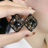 Paslaptingas žavesys, juodas rombas, krištoliniai auskarai, moteriška asmenybė, madingi aksesuarai vakarėliui papuošalai gimtadienio dovanos