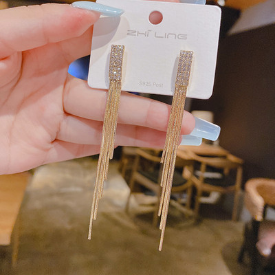 Paslaptingas žavesys, juodas rombas, krištoliniai auskarai, moteriška asmenybė, madingi aksesuarai vakarėliui papuošalai gimtadienio dovanos