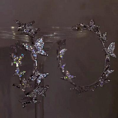 Paslaptingas žavesys, juodas rombas, krištoliniai auskarai, moteriška asmenybė, madingi aksesuarai vakarėliui papuošalai gimtadienio dovanos