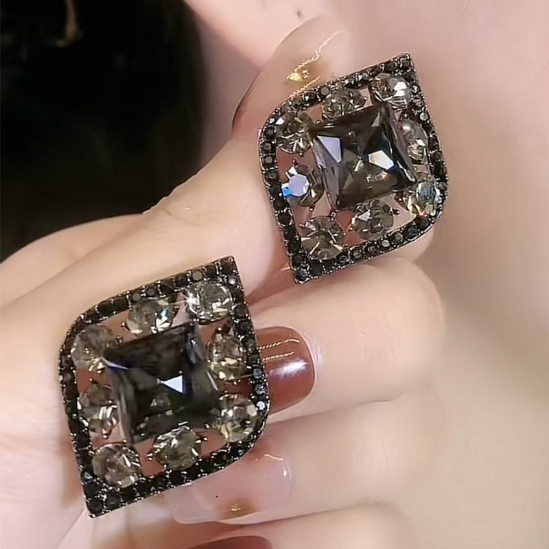 Paslaptingas žavesys, juodas rombas, krištoliniai auskarai, moteriška asmenybė, madingi aksesuarai vakarėliui papuošalai gimtadienio dovanos