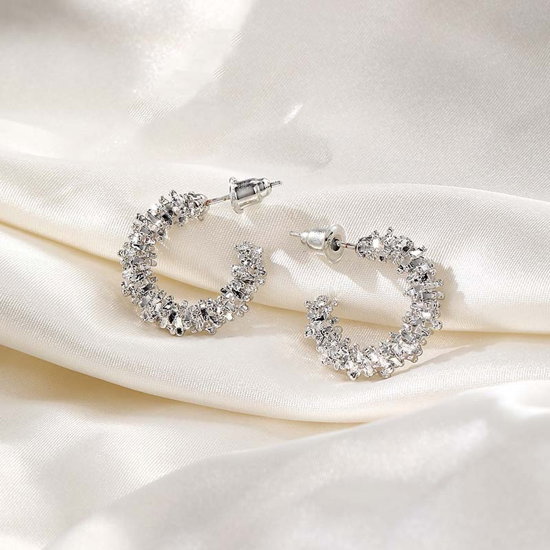 Yerik Vintage Twisted Wave metalo C formos pusapvaliai auskarai moterims 2023 m. Nauji madingi papuošalai vakarėlio prabangūs aksesuarai