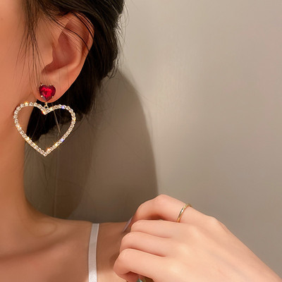 2023 Chic Heart Huggie Hoop kõrvarõngad Asümmeetrilised suured kõrvarõngad naistele uus kullavärvi moe ehted tüdrukule kingitus