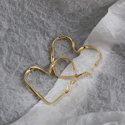 2023 Chic Heart Huggie Hoop kõrvarõngad Asümmeetrilised suured kõrvarõngad naistele uus kullavärvi moe ehted tüdrukule kingitus