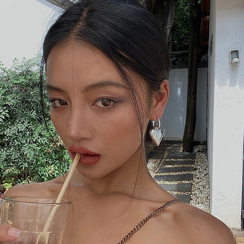 2023 m. Prašmatni širdelė Huggie Hoop auskarai Asimetriški dideli auskarai moterims Nauja aukso spalva madingi papuošalai mergaičių dovana