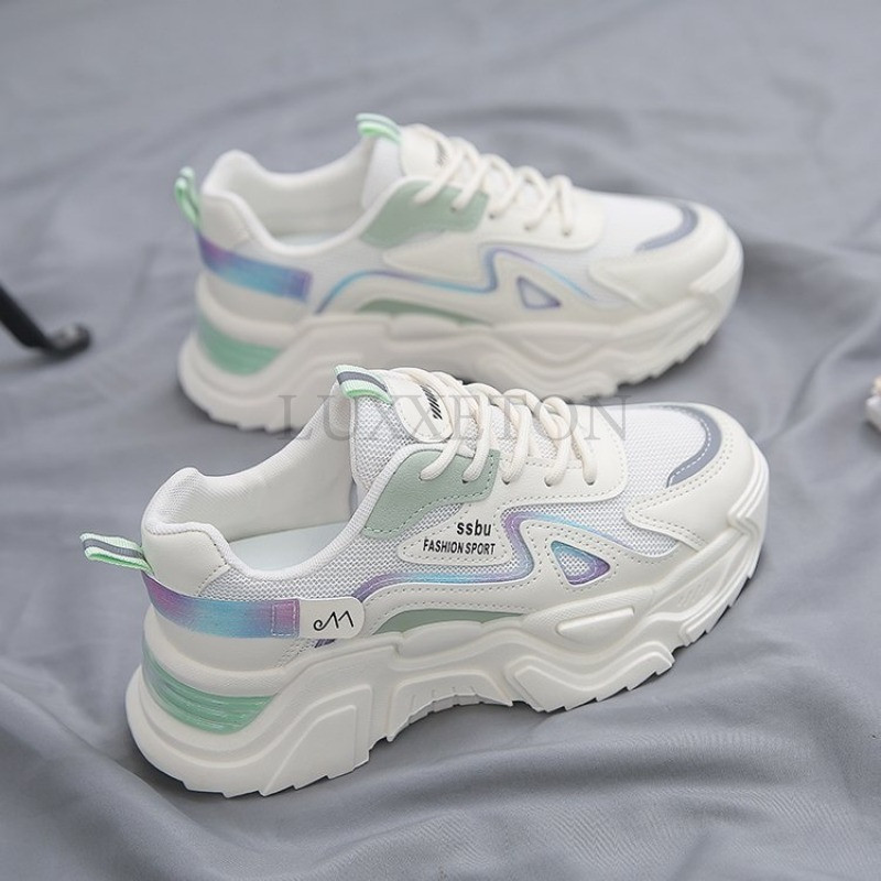 Naiste hingavad vulkaniseeritud kingad 2024. aasta kevad, uued valged vabaajaspordijalatsid Naiste paksu talla kõrgendatud võrguga