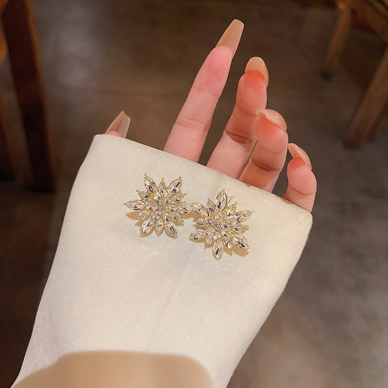 Liialdatud luksuslik kristallist lilledega kõrvarõngad naiste temperament Elegantne moedisain pulmapeo ehted sõbrapäeva kingitused