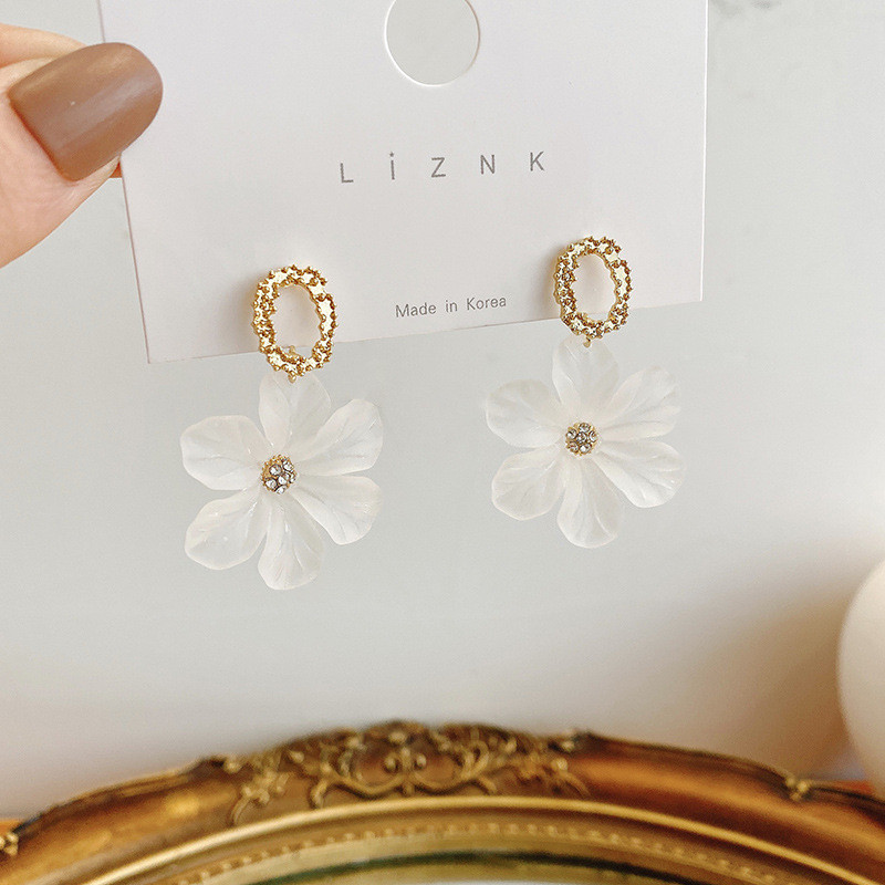 Permatomi baltos gėlės kabantys auskarai moterims Kalnų krištolinio rutulio viduriniai žiedlapiai Saldus korėjietiškas naujas paplūdimio atostogų ausų papuošimas