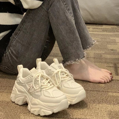 Naiste hingavad vulkaniseeritud jalanõud 2024. aasta kevad, uued valged spordijalatsid vabaaja naiste vesipühvli Korea disainer retrotennis