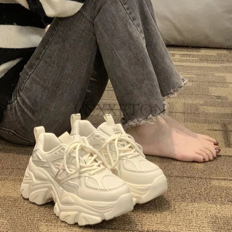 Naiste hingavad vulkaniseeritud jalanõud 2024. aasta kevad, uued valged spordijalatsid vabaaja naiste vesipühvli Korea disainer retrotennis