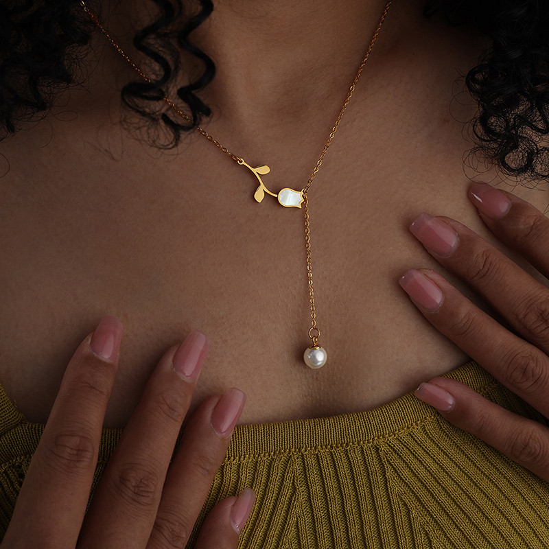 Izsmalcināta sieviešu balto jūras gliemežvāku piekariņu kaklarota temperamenta piepilsētas stila imitācija pērļu pušķu atslēgas kaula ķēde