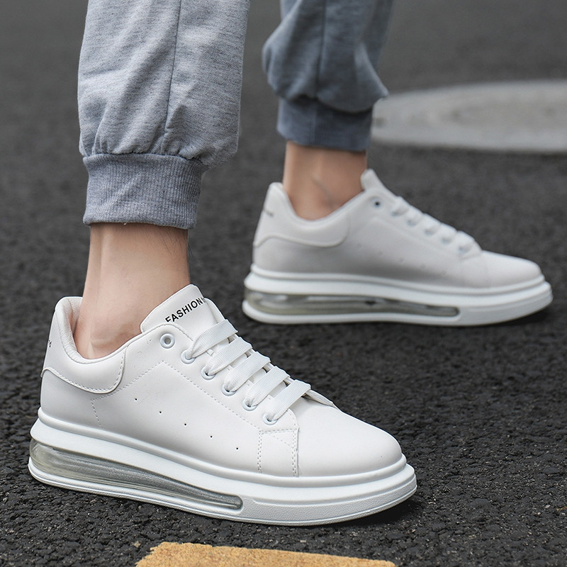 Zīmola ikdienišķas kedas vīriešiem elpojoša personība, mazi balti vīriešu apavi minimālisma stilā, izturīga ārējā zole vīriešu kleita