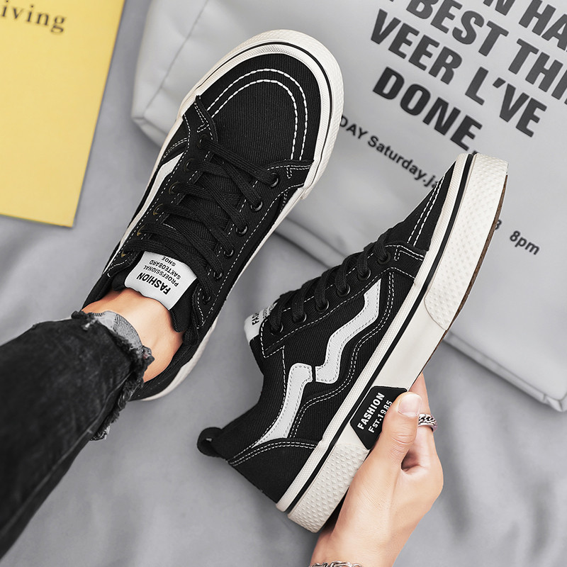 Tavaszi nyár divat Férfi vászoncipők Lapos, légáteresztő deszkacipők Férfi csúszásmentes Vulkanizált cipők Alkalmi férfi cipők