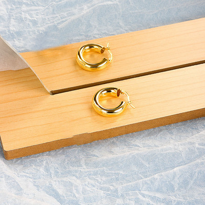 2023. gada moderni ģeometriski metāla auskari sievietēm Eiropā un Amerikā. Modes juvelierizstrādājumu aksesuāri, smalki auskari ballītēm