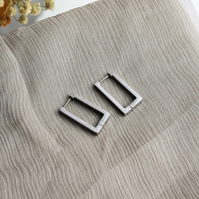 2023. gada moderni ģeometriski metāla auskari sievietēm Eiropā un Amerikā. Modes juvelierizstrādājumu aksesuāri, smalki auskari ballītēm