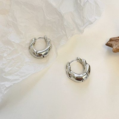 2023. gada moderni ģeometriski metāla auskari sievietēm Eiropā un Amerikā. Modes juvelierizstrādājumu aksesuāri, smalki auskari ballītēm