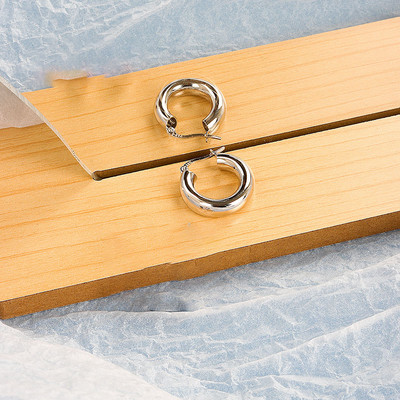 2023. gada moderni ģeometriski metāla auskari sievietēm Eiropā un Amerikā. Modes juvelierizstrādājumu aksesuāri, smalki auskari ballītēm