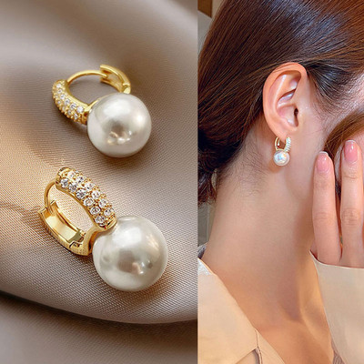 2023. gada moderni ģeometriski metāla auskari sievietēm Eiropā un Amerikā. Modes juvelierizstrādājumu aksesuāri, smalki auskari ballītēm