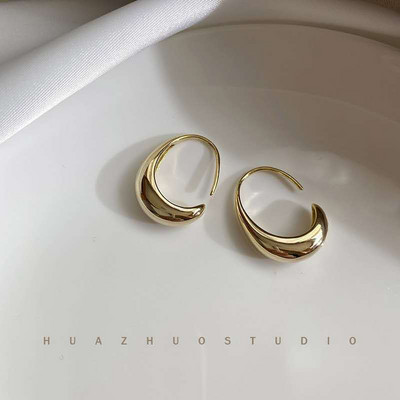 2023. gada moderni ģeometriski metāla auskari sievietēm Eiropā un Amerikā. Modes juvelierizstrādājumu aksesuāri, smalki auskari ballītēm