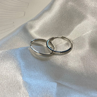 2023. gada moderni ģeometriski metāla auskari sievietēm Eiropā un Amerikā. Modes juvelierizstrādājumu aksesuāri, smalki auskari ballītēm