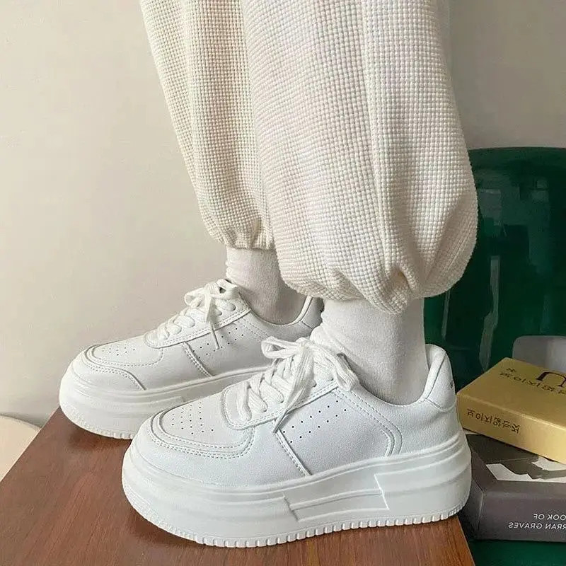 Naiste põhjuslikud kingad Kevadised disainerkiilud Vulkaniseeritud kingad Mood Mitmekülgsed valged tossud üliõpilastele kerged spordijalatsid