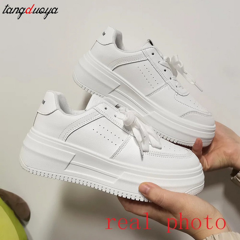 Naiste põhjuslikud kingad Kevadised disainerkiilud Vulkaniseeritud kingad Mood Mitmekülgsed valged tossud üliõpilastele kerged spordijalatsid