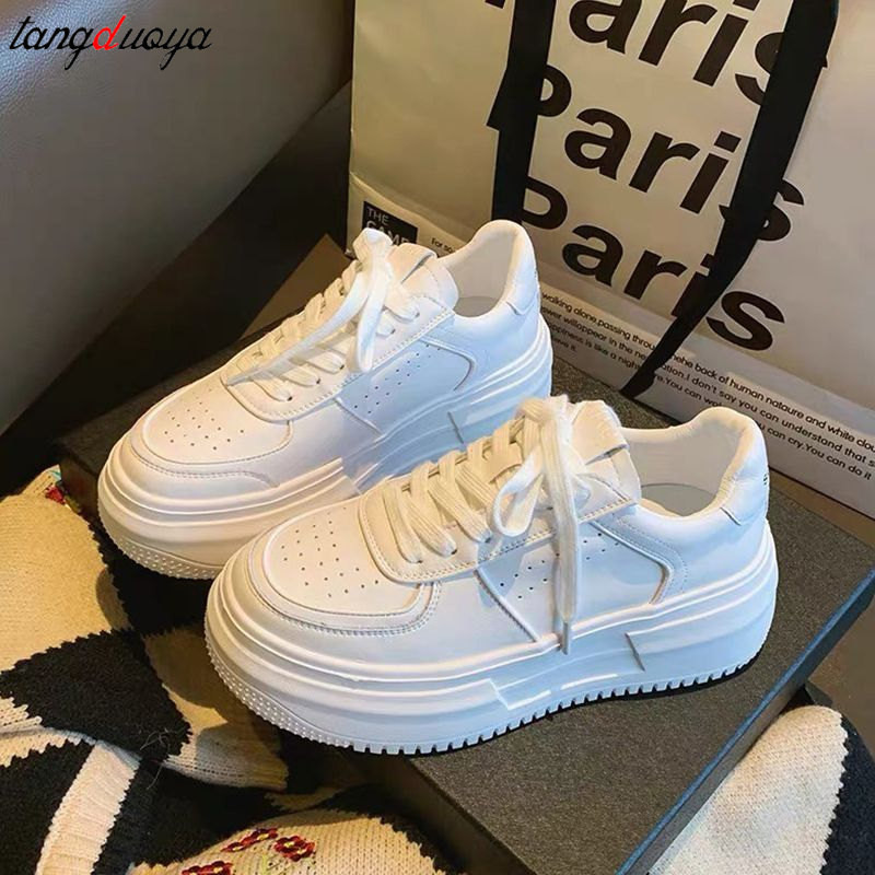 Naiste põhjuslikud kingad Kevadised disainerkiilud Vulkaniseeritud kingad Mood Mitmekülgsed valged tossud üliõpilastele kerged spordijalatsid