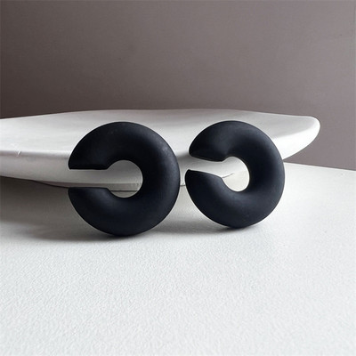 1 paar lihtsat ümmargust ringikujulist klambriga kõrvarõngaid naistele C-kujuline akrüülpunane sinine must roosa, augustatud kõhreta kerge kõrvamansett