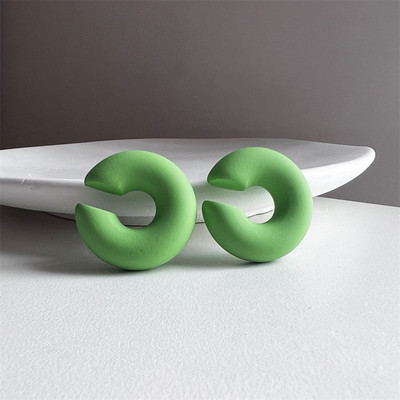 1 paar lihtsat ümmargust ringikujulist klambriga kõrvarõngaid naistele C-kujuline akrüülpunane sinine must roosa, augustatud kõhreta kerge kõrvamansett