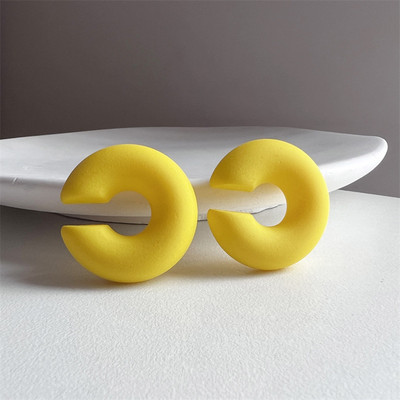 1 paar lihtsat ümmargust ringikujulist klambriga kõrvarõngaid naistele C-kujuline akrüülpunane sinine must roosa, augustatud kõhreta kerge kõrvamansett