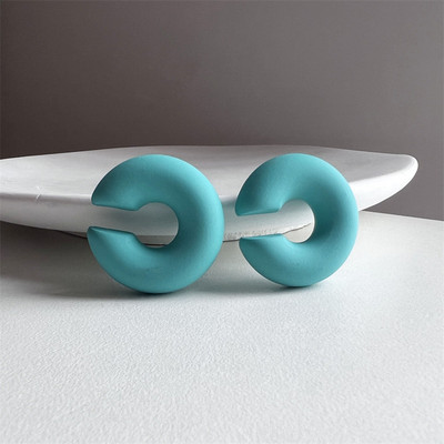 1 paar lihtsat ümmargust ringikujulist klambriga kõrvarõngaid naistele C-kujuline akrüülpunane sinine must roosa, augustatud kõhreta kerge kõrvamansett