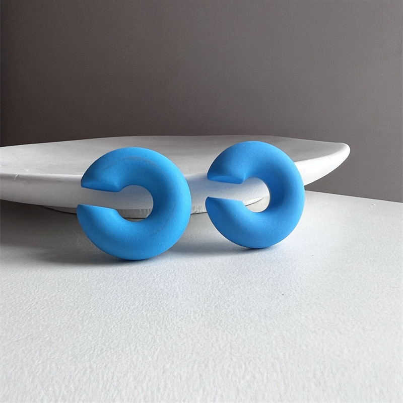 1 paar lihtsat ümmargust ringikujulist klambriga kõrvarõngaid naistele C-kujuline akrüülpunane sinine must roosa, augustatud kõhreta kerge kõrvamansett