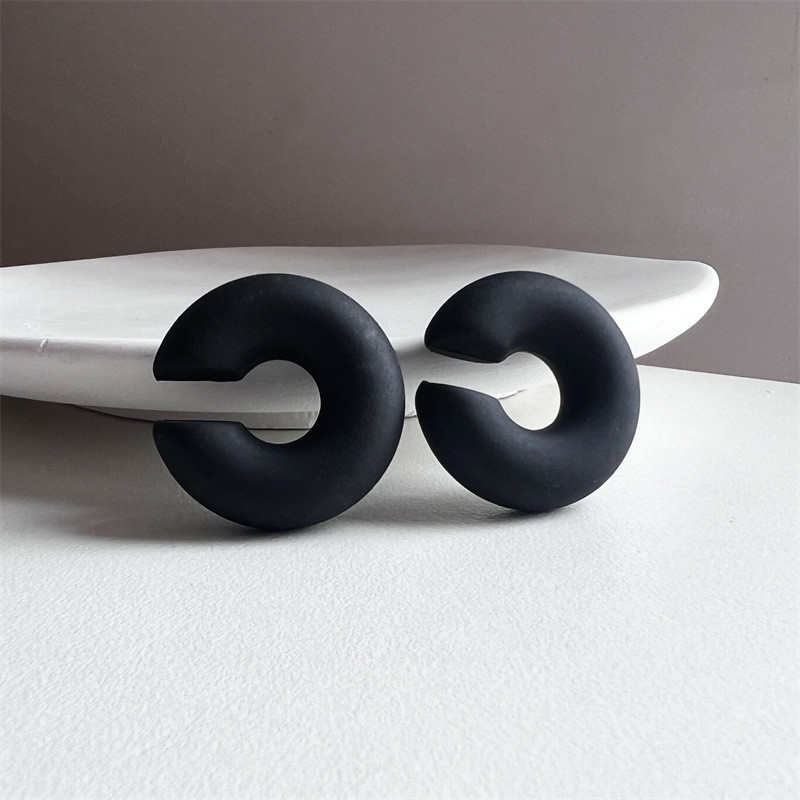 1 paar lihtsat ümmargust ringikujulist klambriga kõrvarõngaid naistele C-kujuline akrüülpunane sinine must roosa, augustatud kõhreta kerge kõrvamansett