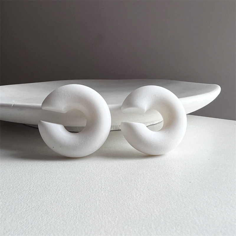 1 paar lihtsat ümmargust ringikujulist klambriga kõrvarõngaid naistele C-kujuline akrüülpunane sinine must roosa, augustatud kõhreta kerge kõrvamansett