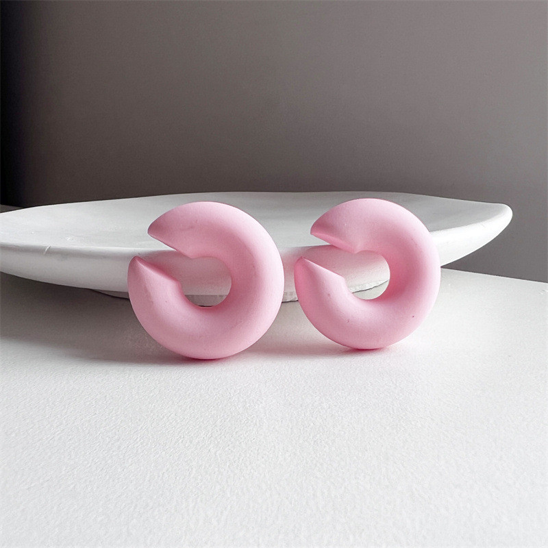 1 paar lihtsat ümmargust ringikujulist klambriga kõrvarõngaid naistele C-kujuline akrüülpunane sinine must roosa, augustatud kõhreta kerge kõrvamansett