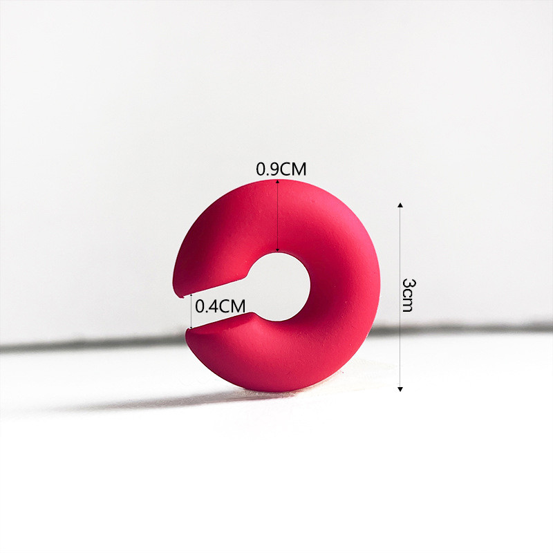 1 paar lihtsat ümmargust ringikujulist klambriga kõrvarõngaid naistele C-kujuline akrüülpunane sinine must roosa, augustatud kõhreta kerge kõrvamansett