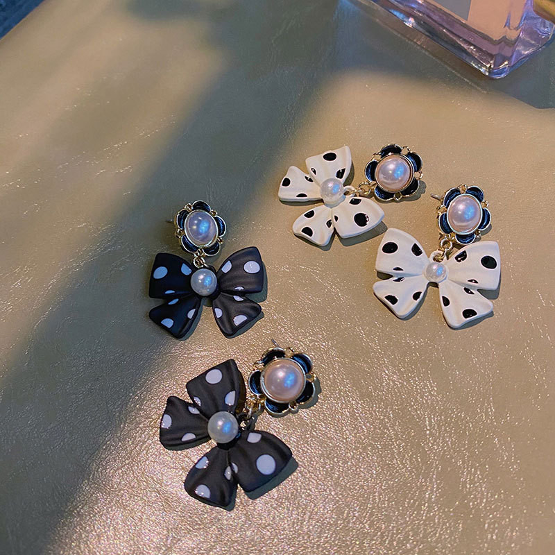 Panku meiteņu auskari korejiešu versija, augstākās klases 2022. gada jauna mode, vispiemērotākā niša Polka Dot Bow Pērļu Auskari Vairumtirdzniecība Brincos