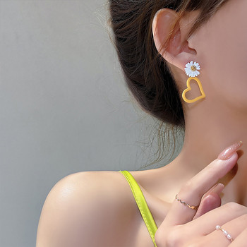 Корейски обеци Модни бижута Сладка малка маргаритка Сладка жълта любов Асиметрични обеци за жени Подаръци Oorbellen Обеци на шипове