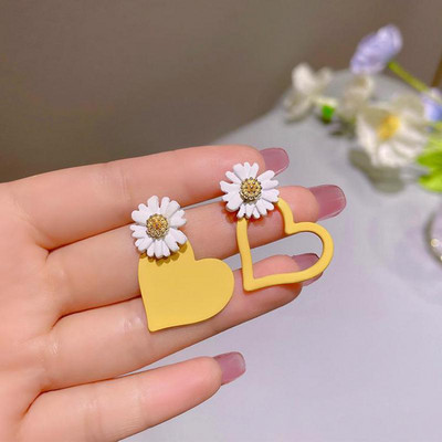 Корейски обеци Модни бижута Сладка малка маргаритка Сладка жълта любов Асиметрични обеци за жени Подаръци Oorbellen Обеци на шипове