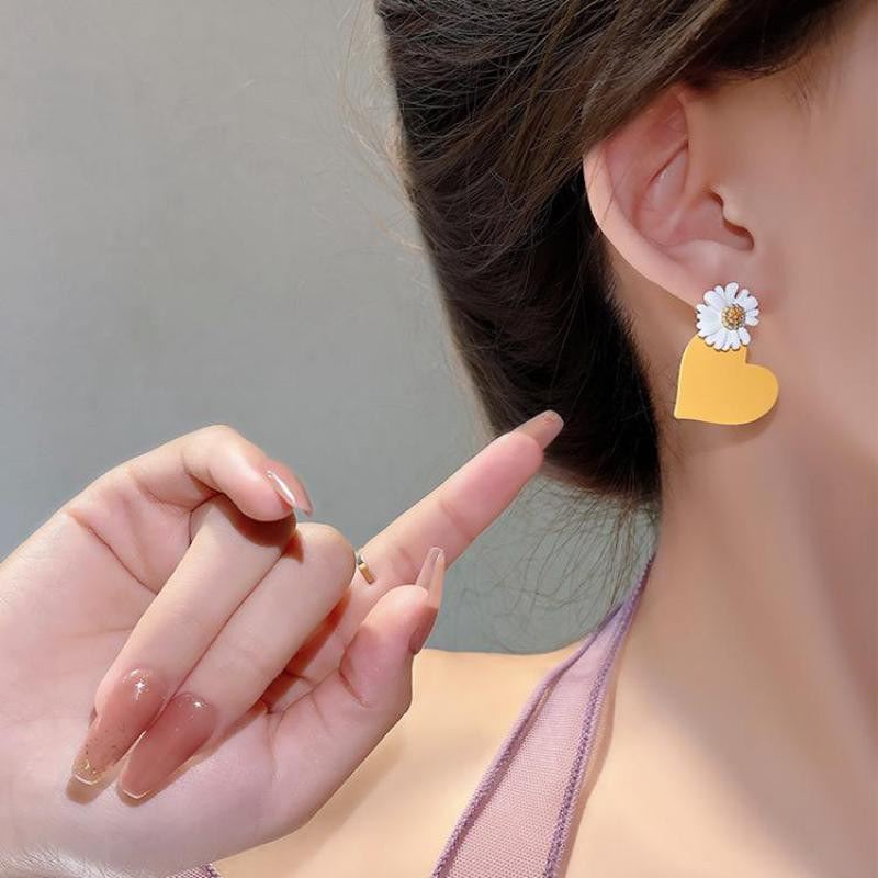 Korea Kõrvarõngad Moeehted Armsad Väikesed Daisy Maguskollased Armastus Asümmeetrilised Kõrvarõngad Naistele Kingitused Oorbellen Stud Kõrvarõngad