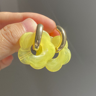 Mitmevärvilised läbipaistvad akrüülvaigust marmorist lillelised kõrvarõngad naistele kullavärvi metallist ümarad kõrvarõngad moeehted