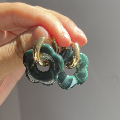 Mitmevärvilised läbipaistvad akrüülvaigust marmorist lillelised kõrvarõngad naistele kullavärvi metallist ümarad kõrvarõngad moeehted