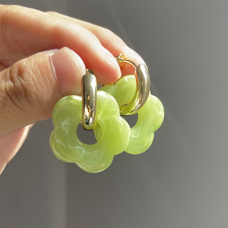 Mitmevärvilised läbipaistvad akrüülvaigust marmorist lillelised kõrvarõngad naistele kullavärvi metallist ümarad kõrvarõngad moeehted