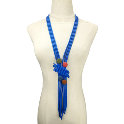 Πανκ στυλ Μακρύ γυναικείο κολιέ από καουτσούκ Κοσμήματα μόδας πολυτελή σχέδια Ξύλινες χάντρες Αξεσουάρ Κρεμαστό γοτθικό πολύχρωμο κολιέ