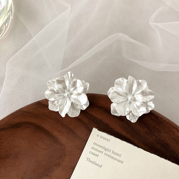 Обеци на шипове с бели цветя за жени Сгънати акрилни страни Очарователни сладки флорални обеци за момичета Японски стил Бижута за уши 2023 г.