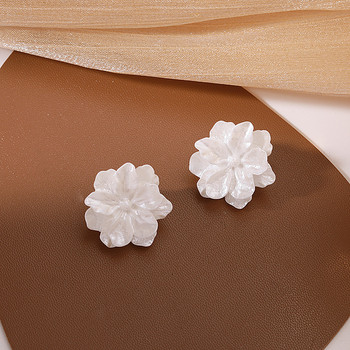 Обеци на шипове с бели цветя за жени Сгънати акрилни страни Очарователни сладки флорални обеци за момичета Японски стил Бижута за уши 2023 г.
